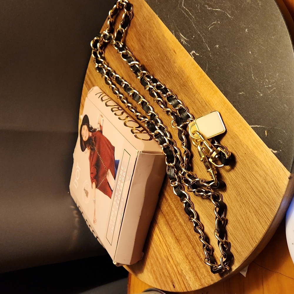 IJOY Black &  Crossbody Strap and Phone Ring turns any phone into a crossbody.